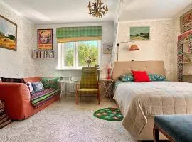 LITTLE LONDON ONE boutique apartment Netflix TV Old Town
