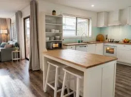 100m to Beach&Shop Spacious Pristine One Story Family Home