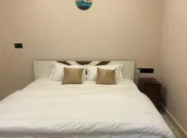Heaven Crest - 127, Suites & Stays