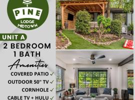 LUX Oasis 4 Bed2 Bath Hot Tub 3 Patio, hotel di Atlanta