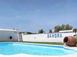 Casa ZAHOMAR con piscina exterior