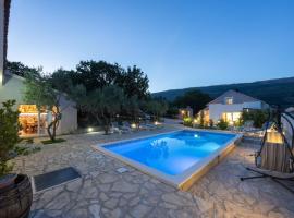 Three-Bedroom Holiday Home in Dabar, hotel em Dabar