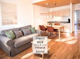 SONNENSEITE Schonach - Private Infrarot-Sauna - Schwarzwald Panoramablick - 76 qm - 2 Schlafzimmer auf 2 Etagen - Südbalkon - Waldrandlage nahe Triberg - ideal für Paare und Familien - kostenloser Parkplatz, hotel en Schonach