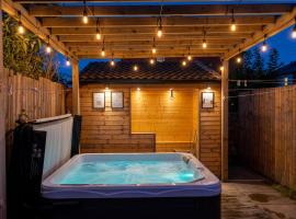 Hot Tub House! Spacious Home Near Beach & Parking, hótel í Blackpool