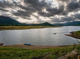 Elee Villa - Waterfront Retreat with Victoria Reservoir & Mountain Views