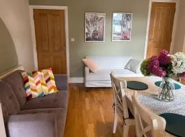 Central Derby pride park 4 bedrooms 7 beds -Spacious contractors large group -Cul de Sac EasyFREE PARKING