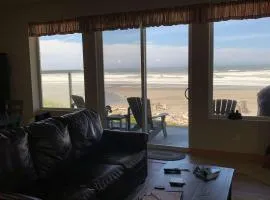Oceanfront condo with spectacular ocean view - walk to beach
