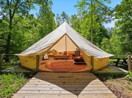 Premium Glamping Tent with HotTub, FirePit & AC at Red River Gorge with Wooded Views & Bath House、Stantonのホテル