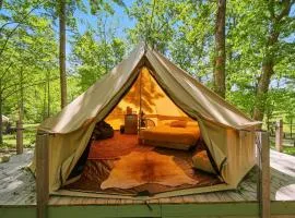 Forest Glamping Retreat with Hot Tub & Fire in Red River Gorge, Wooded with Full Bath House