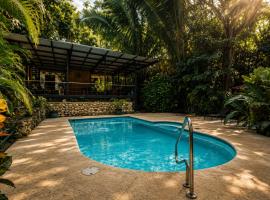 Believe Surf & Yoga Lodge Santa Teresa, hotel i Playa Santa Teresa