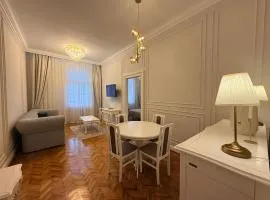Crown Ultracentral - Stylish Central Apartment