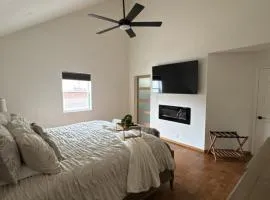Casa Blanca Luxury Spa Suite with fireplace, Disc Golf, 5 beds