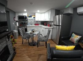 Cozy Private Two Bedroom Basement Apartment, hotell sihtkohas Hempstead