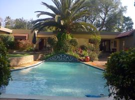 Jubilee Lodge Guest House: Johannesburg, Fairland Walk yakınında bir otel