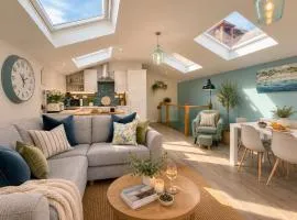 Pet-Friendly 3-Bed Home with Balcony - Walk to Beach & Golf