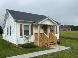 The Traveler's Cottage - close to sports park, downtown and Bourbon Trail