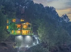 The Himalayan Mansion I Jacuzzi I Pet friendly & Serviced Villa I Open Air Lawn I Bonfire Available I Kasauli By Exotic Stays