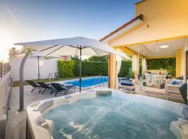 House with pool and whirlpool