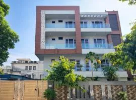 Divine India Service Apartment Near Medanta Hospital And Noida city Centre 51 Metro, Noida Sector 72