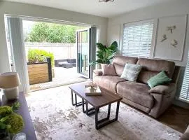 Luxury Modern Bungalow Louth with parking - Close to Riverside Walks & Pub