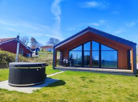 Sea View House with Sauna & Hot Tub for 8 – hotel w mieście Augustenborg
