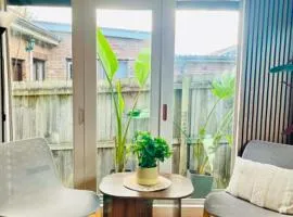 Spacious Private Room Near Airport and Transport