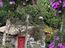 Casa Carrara, um Refúgio de Pedra na Mata - Chalés Flor dos Manacás، فندق في سانتا تيريزا