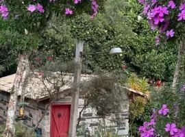 Casa Carrara, um Refúgio de Pedra na Mata - Chalés Flor dos Manacás