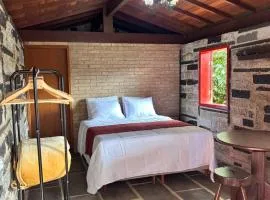 Casa Carrara, um Refúgio de Pedra na Mata - Chalés Flor dos Manacás
