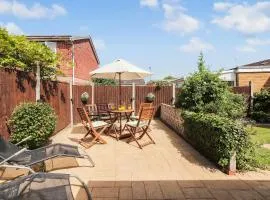Peaceful 2-Bed Bungalow with Garden and Parking