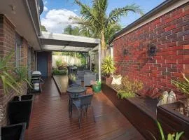 Quiet 2BR Villa, Garage Parking, 15 min to Airport & Melbourne City