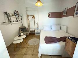 The Nest - Cozy Stay in Arcadia, hotel em Trípoli