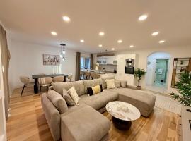 Golden Light Residence - Luxury Spacious Holiday Condo with Sea view – hotel w mieście Pržno
