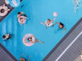 Atpūtas komplekss "Seaside Apartments Roja", hótel í Roja