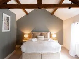 Super Central - Quiet - 2 Bedroom Cottage