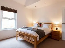 2 Bedroom Terrace Cottage, Parking and River Walks