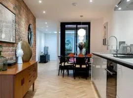2 Bedroom Stylish Townhouse - Free Parking