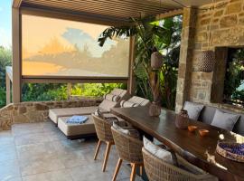 Gialova Hills - Luxury Villa with Private Pool, Sauna, Garden & Seaview – hotel w mieście Gialova