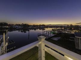 Azule Waterfront Villa with Private Dock، فندق في كليرووتر بيتش