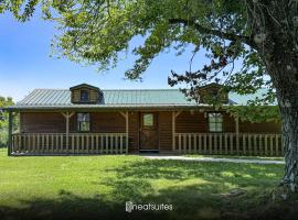 Open Concept Cabin for 2 - Near Ark Encounter!, hotelli kohteessa Williamstown