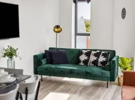 Luxury 3BR Apt Sleeps 10, Wembley & Park Views