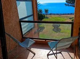 Studio vue et accès direct sur mer et piscine