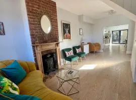 Delightful 2 Bedroom House Central Windsor