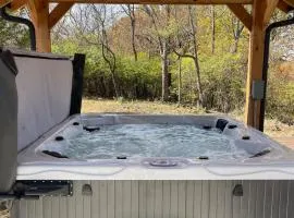 Tranquil 3BR Wooded Yard Hot Tub EV Plug