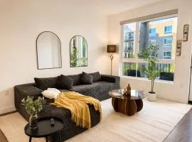 Bright Condo 10 Min from Disneyland With Pool & GYM