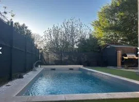 House with heated pool in Vieux Lormont