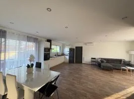 Grande maison neuve 8-9 personnes climatisé