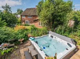 Pear Tree Cottage Thatched 4 Bed Luxury Home with Hot Tub