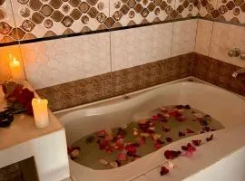 NEW 3BR Loft, City Center, Views, Jacuzzi Tub