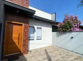 Casa térrea ampla, perfeita para a sua hospedagem